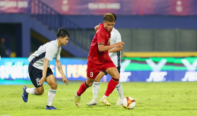 Văn Tùng đi bóng mạnh mẽ trong trận gặp U.22 Lào
