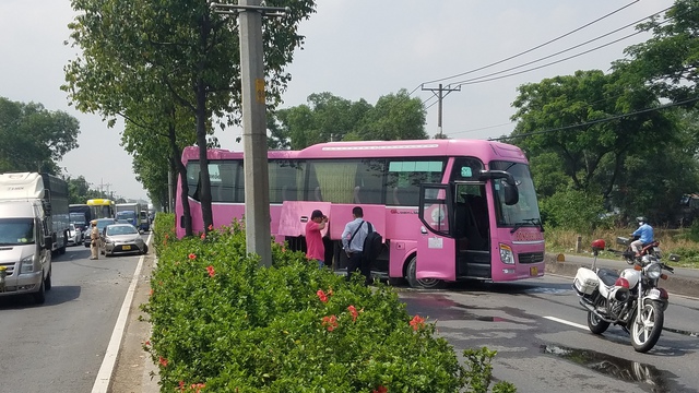 TP.HCM: Nổ lốp xe khách va chạm, leo dải phân cách hành khách hoảng loạn - Ảnh 1. TP.HCM: Nổ lốp xe khách va chạm, leo dải phân cách hành khách hoảng loạn - Ảnh 1.