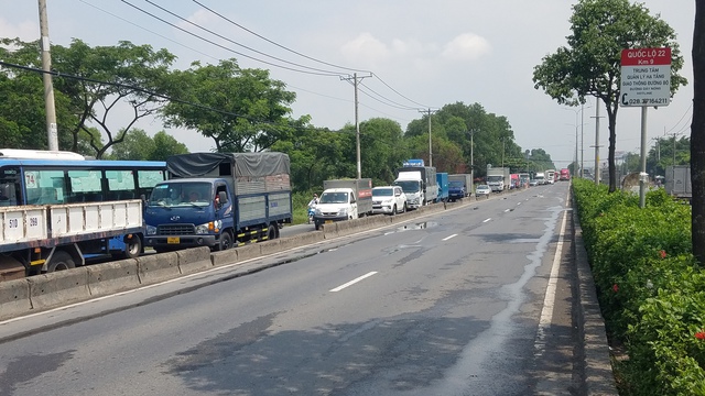TP.HCM: Nổ lốp xe khách va chạm, leo dải phân cách hành khách hoảng loạn - Ảnh 4. TP.HCM: Nổ lốp xe khách va chạm, leo dải phân cách hành khách hoảng loạn - Ảnh 4.