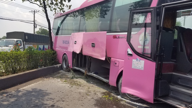 TP.HCM: Nổ lốp xe khách va chạm, leo dải phân cách hành khách hoảng loạn - Ảnh 3. TP.HCM: Nổ lốp xe khách va chạm, leo dải phân cách hành khách hoảng loạn - Ảnh 3.