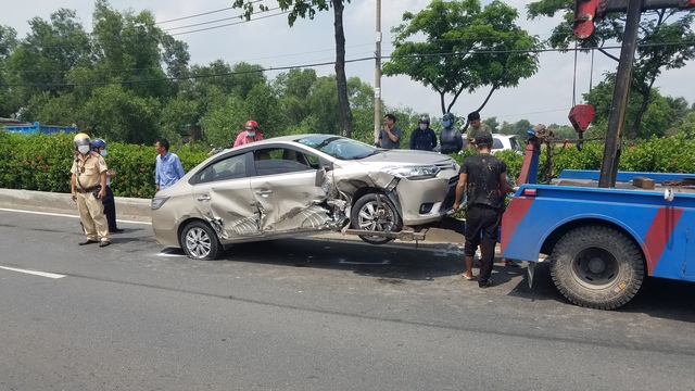 TP.HCM: Nổ lốp xe khách va chạm, leo dải phân cách hành khách hoảng loạn - Ảnh 2.