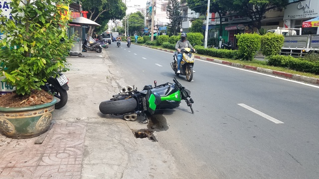 TP.HCM: Nam thanh niên chạy xe phân khối lớn văng lên vỉa hè sau tiếng động mạnh - Ảnh 1.