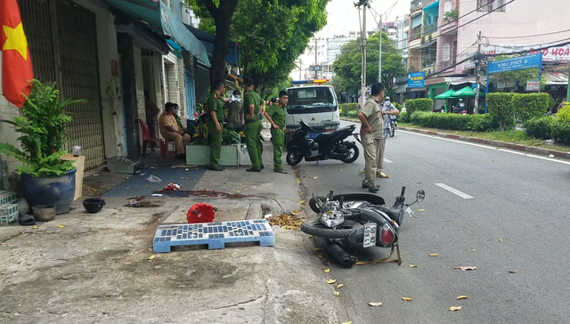 TP.HCM: Nam thanh niên chạy xe phân khối lớn văng lên vỉa hè sau tiếng động mạnh - Ảnh 2.