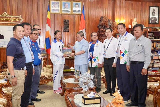 SEA Games 32: Thủ tướng Hun Sen thưởng cho nữ VĐV điền kinh về đích cuối - Ảnh 2.