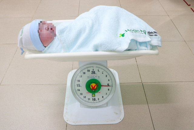 Bình Phước:  Sản phụ sinh thường bé trai nặng 5 kg - Ảnh 1.