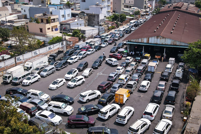 Hàng chục ngàn xe nằm bãi vì ùn tắc đăng kiểm  - Ảnh 1.