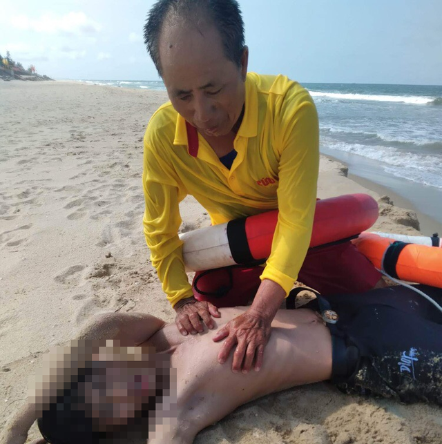 Quảng Bình: Tổ cứu hộ bãi biển Nhật Lệ cứu 4 người tắm biển bị đuối nước - Ảnh 1.