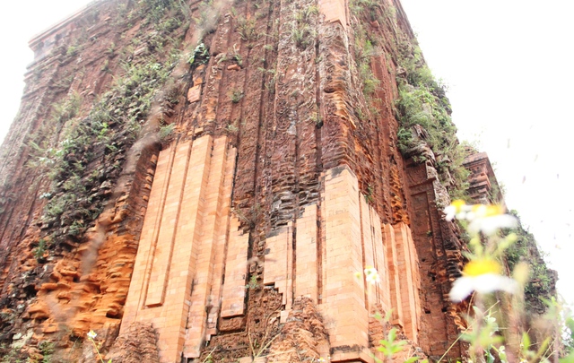 Chiêm ngưỡng bộ ba tháp Chăm 'bí ẩn' hơn ngàn năm tuổi tại Quảng Nam - Ảnh 1.