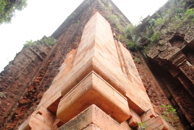 Chiêm ngưỡng bộ ba tháp Chăm 'bí ẩn' hơn ngàn năm tuổi tại Quảng Nam - Ảnh 6.