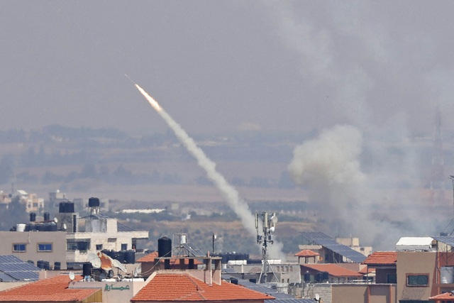 Quân đội Israel, chiến binh Dải Gaza giao tranh dữ dội sau cuộc tấn công chết người - Ảnh 2.