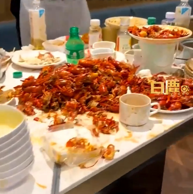 Nhóm thực khách Trung Quốc gây 'sốc' vì ăn hơn 300 con cua, 80 chén chè - Ảnh 2.