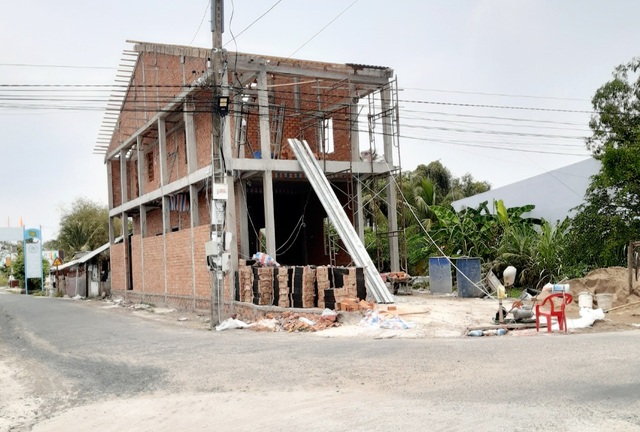 Cà Mau: Chủ tịch UBND tỉnh chỉ đạo rà soát vụ xây nhà trên đất nông nghiệp   - Ảnh 1.