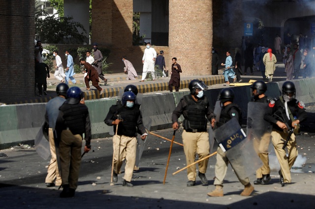 Bạo lực tiếp diễn, Pakistan triển khai quân đội  - Ảnh 1.