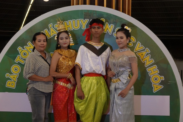 Người tâm huyết truyền nghề nghệ thuật múa Khmer cho giới trẻ - Ảnh 2.
