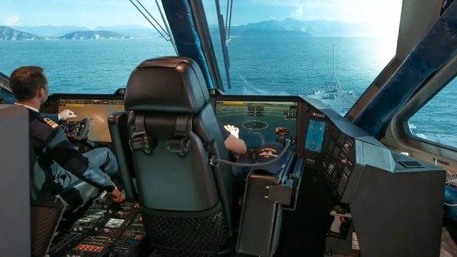 Cận cảnh tàu tuần tra thế hệ mới của Hải quân Ý đang cập cảng Nhà Rồng - Ảnh 3.