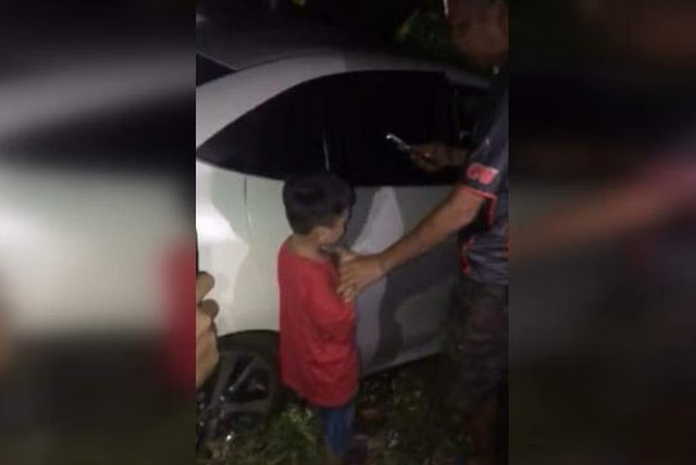 Bé trai 6 tuổi tông xe khi trộm lái ô tô của bố mua xe đồ chơi - Ảnh 1.