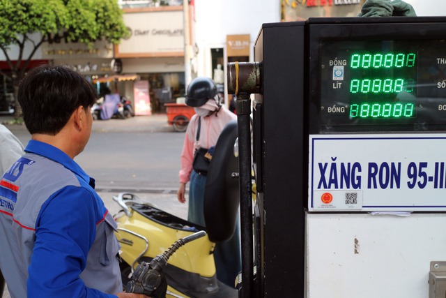 Giá xăng dầu hôm nay 11.5.2023: Xăng giảm về mui71c thấp nhất trong hơn 1,5 năm qua? - Ảnh 1.