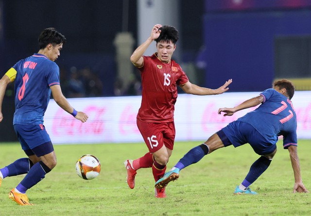 HLV Troussier: 'Hài lòng với tinh thần và lối chơi của U.22 Việt Nam' - Ảnh 3.