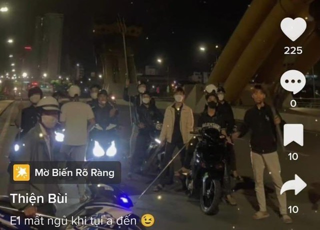 Đà Nẵng: Truy sát không thành, lên cầu Rồng chụp ảnh để gửi dọa đối thủ - Ảnh 3. Đà Nẵng: Truy sát không thành, lên cầu Rồng chụp ảnh để gửi dọa đối thủ - Ảnh 3.