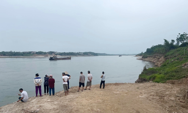 Bờ sông Đà ở Phú Thọ sạt lở vào đất liền 70m, 150 hộ dân lo lắng - Ảnh 1.