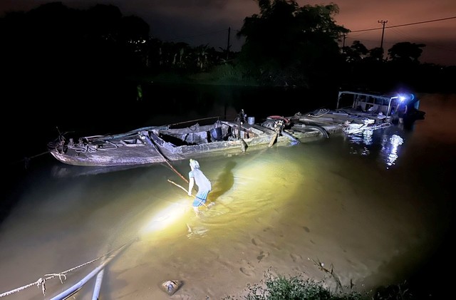 Quảng Trị: Điều khiển thuyền bê tông khai thác cát trái phép trên sông Thạch Hãn - Ảnh 1.