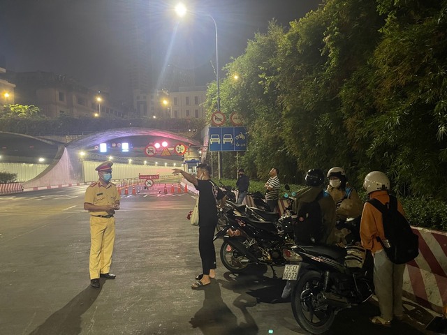 Hàng loạt xe máy chạy vào hầm sông Sài Gòn sau 23 giờ bị CSGT xử phạt - Ảnh 1.