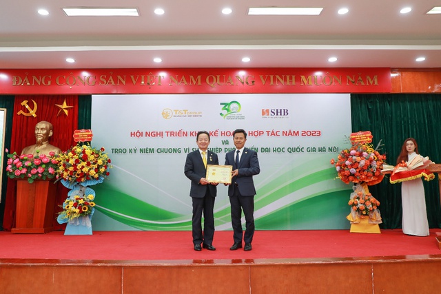 Doanh nhân Đỗ Quang Hiển nhận kỷ niệm chương vì sự nghiệp phát triển ĐHQG Hà Nội - Ảnh 1.