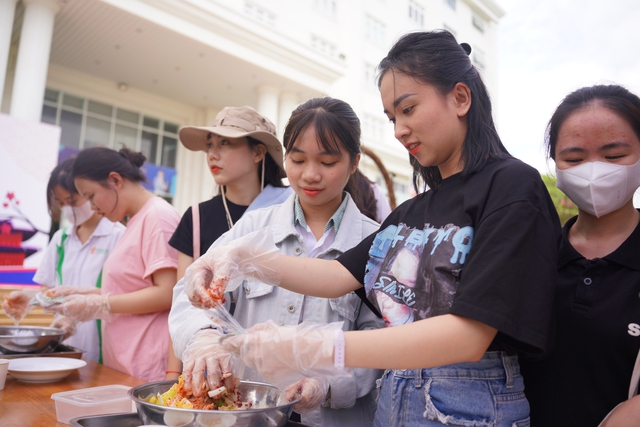 Hội người Hàn tại miền Trung trao học bổng khích lệ sinh viên   - Ảnh 2.