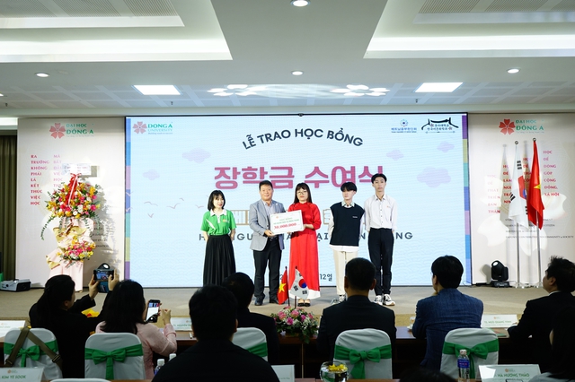 Hội người Hàn tại miền Trung trao học bổng khích lệ sinh viên   - Ảnh 6.