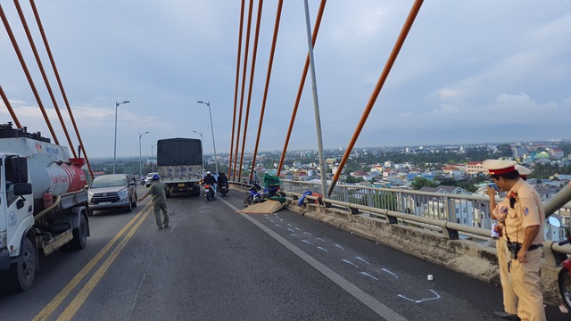 Tai nạn trên cầu Rạch Miễu, 1 người tử vong tại chỗ - Ảnh 1.