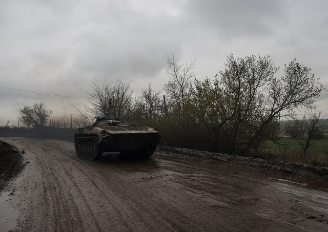 Nga bác hệ thống phòng thủ bị phá vỡ, phương Tây gửi 575 xe tăng cho Ukraine - Ảnh 1.