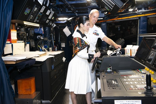 Emily Hồng Nhung khám phá chiến hạm hải quân Ý  - Ảnh 1.