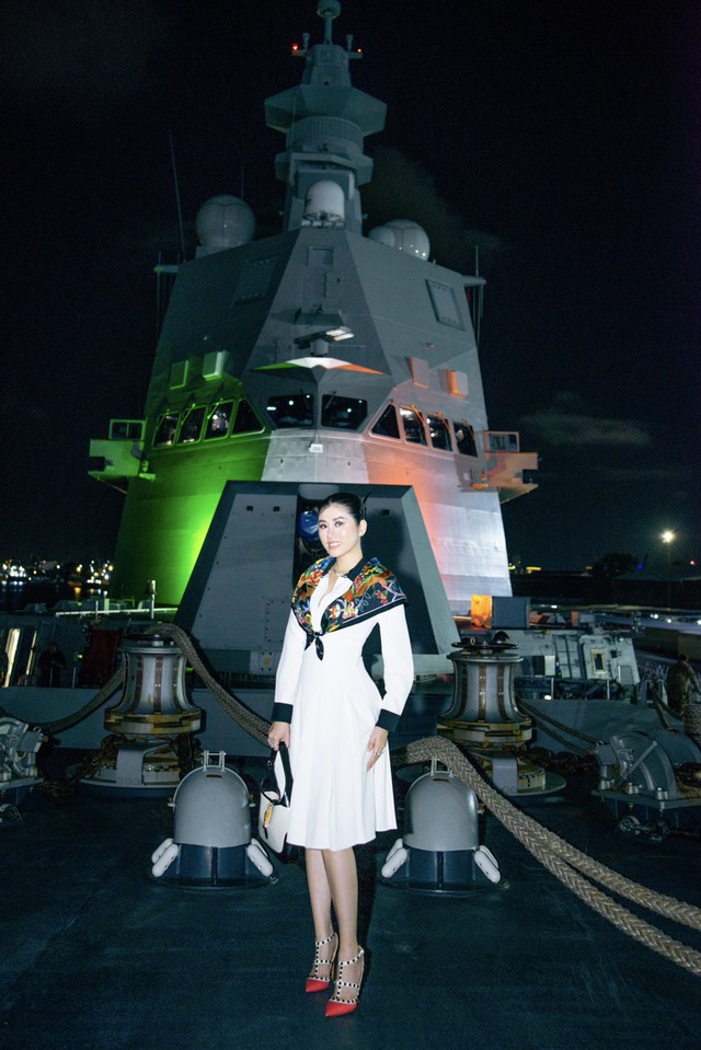 Emily Hồng Nhung khám phá chiến hạm hải quân Ý  - Ảnh 2.