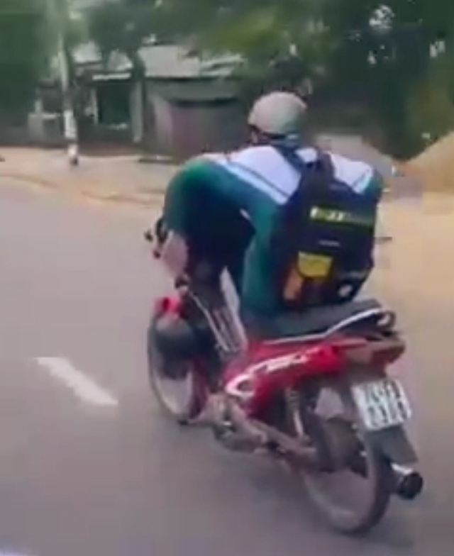 Quảng Trị: Xử phạt nam sinh lái xe máy bằng...chân - Ảnh 1.