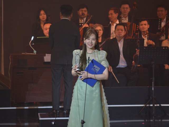 Trấn Thành nhận giải thưởng Đạo diễn xuất sắc trong bộ phim 'Nhà bà nữ' - Ảnh 2.