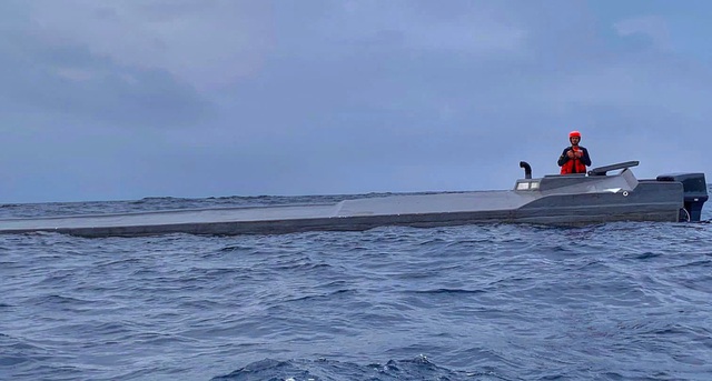 Colombia chặn tàu bán ngầm chở 3 tấn cocaine - Ảnh 1.