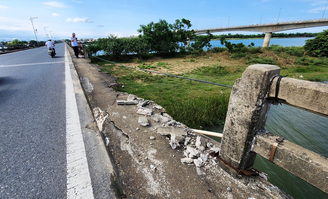 Quảng Nam: Cầu dài hơn 800 m bắc qua sông Thu Bồn bị đứt gãy lan can - Ảnh 2.