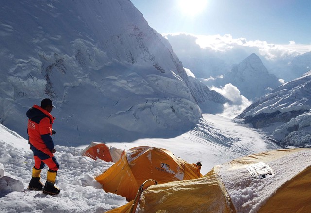Vì sao nhiều thi thể nằm rải rác trên đỉnh Everest mà không được đưa xuống? - Ảnh 1.