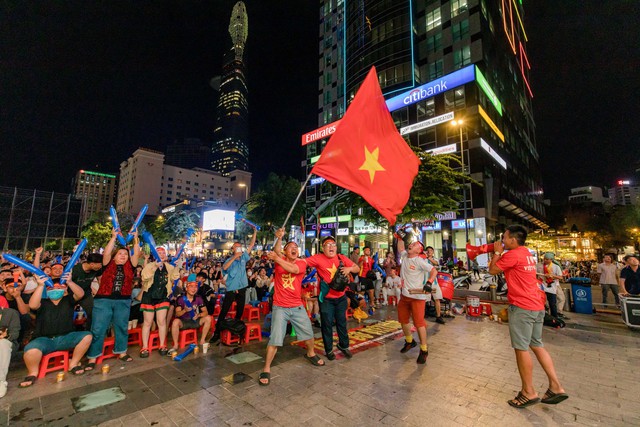 Fanzone Red Bull rực lửa cổ vũ cho U.22 Việt Nam