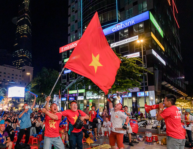CĐV Việt Nam tại fanzone Red Bull trên đường Nguyễn Huệ