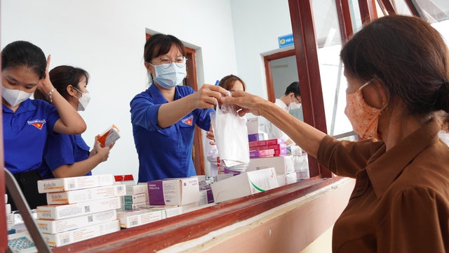 Quảng Ngãi: Khám bệnh, cấp phát thuốc miễn phí cho 600 người - Ảnh 2.