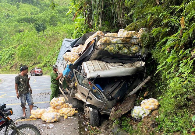 Quảng Nam: Cabin xe tải bẹp dún khi lao vào taluy trên đường Hồ Chí Minh - Ảnh 1.