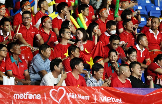 CĐV Việt Nam luôn biến sân Prince thành biển đỏ cổ vũ cho U.22 Việt Nam