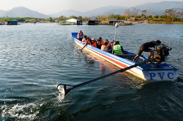 Ngư phủ hồ Sê San làm du lịch - Ảnh 2.
