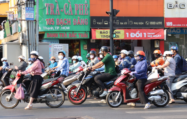 Làm gì để chống lại tia cực tím khi đi dưới trời nắng nóng? - Ảnh 1.