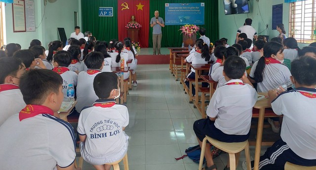 PGS đến từ Mỹ giải đáp phương pháp học tiếng Anh tại Ngôi nhà trí tuệ - Ảnh 2.