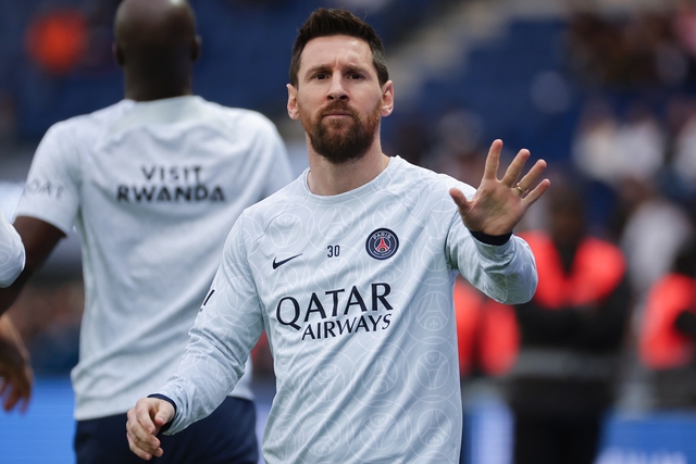 Messi làm gì trong ngày Mbappe nhận giải Cầu thủ xuất sắc Ligue 1? - Ảnh 1.