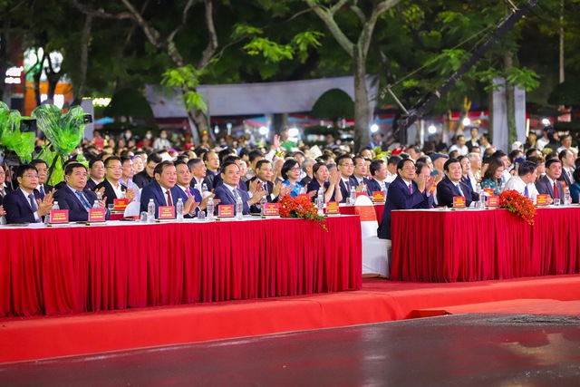 Thủ tướng Phạm Minh Chính tham dự khai mạc Lễ hội Hoa phượng đỏ Hải Phòng 2023 - Ảnh 3.
