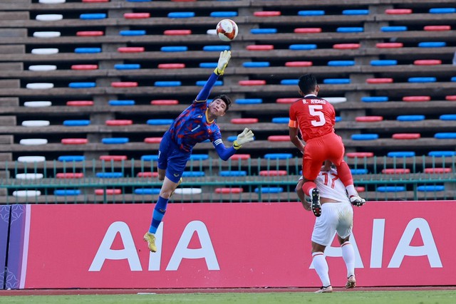 Văn Chuẩn phá bóng trong trận gặp U.22 Indonesia