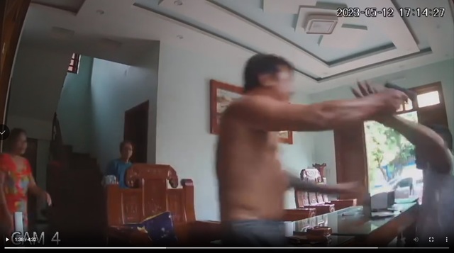 Quảng Bình: Xác minh vụ việc người đàn ông cầm vật giống súng bắn vào nhà dân - Ảnh 1.